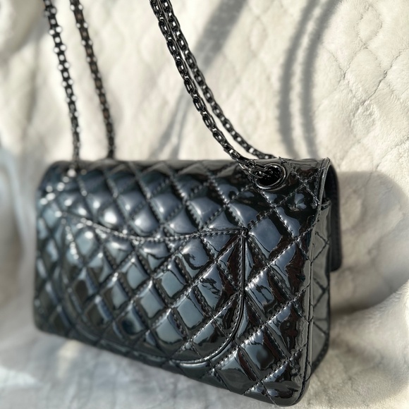 CHANEL 2.55 Reissue 225 Black Patent Quilted Calfskin Shoulder Bag - Picture 7 of 16